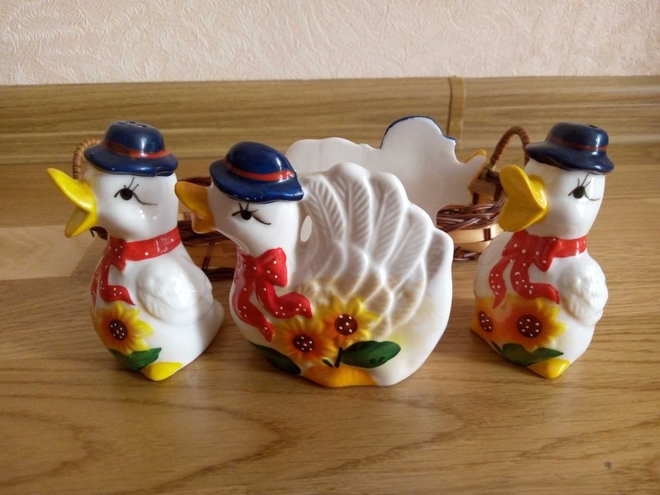 Спецовники, перечниця, солонка