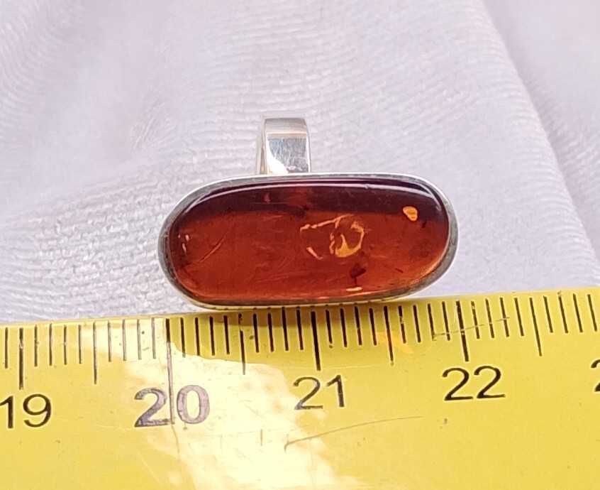 Srebrny pierścionek z bursztynem