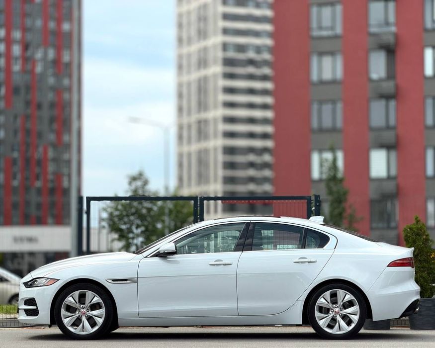 Продаж гарного Jaguar XE
