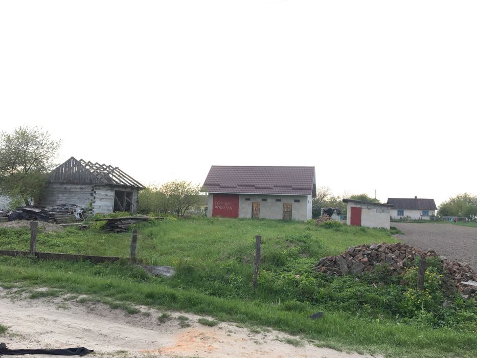 Земельна ділянка з нежитловими будівлями