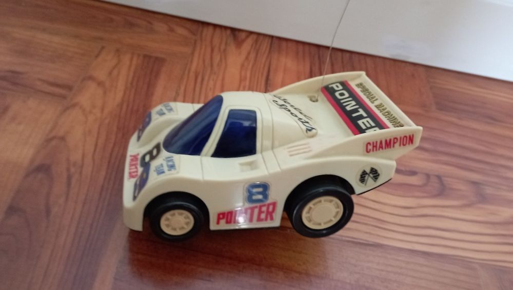 Brinquedo a pilhas carro que anda à roda