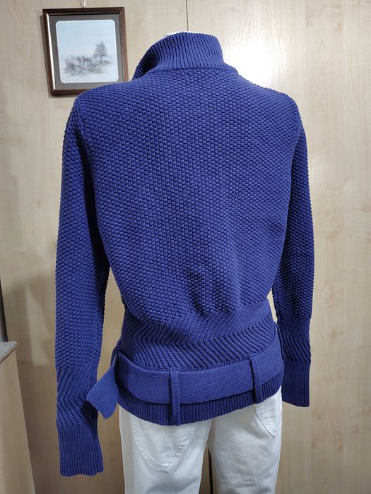 Gruby pleciony bawełniany zapinany na zamek sweter z półgolfem paskiem