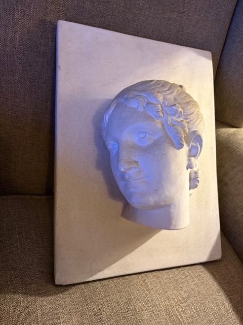 Cabeça em gesso representando uma cabeça de mulher.