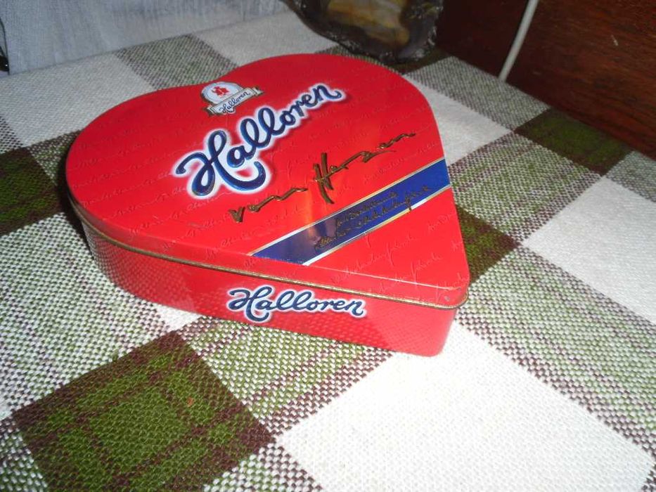 Коробочка металлическая  в форме сердца коллекционная