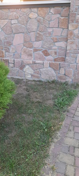 Камінь червоно коричневий