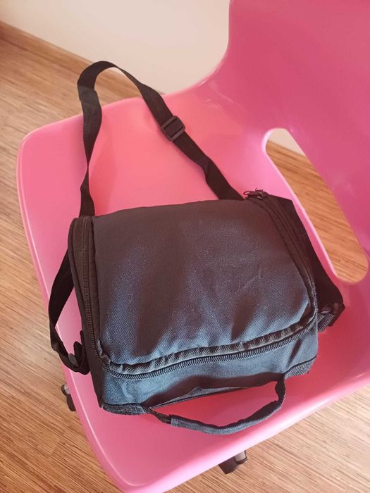 Leitor de DVD's portátil e com ecrã.TOSHIBA.
Ideal para viagens.38 eur