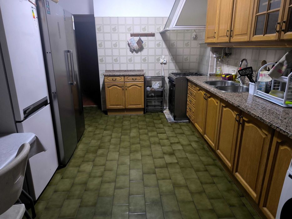 Quarto com cama de casal, espaçoso perto do metro de Odivelas