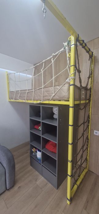 Двоярусне ліжко. Дитяча кімната.  Стінка.
