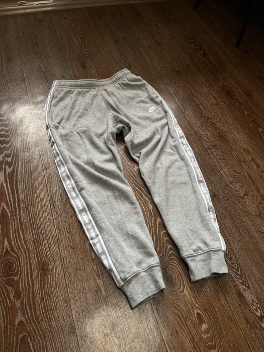 Сірі спортивні штани Nike