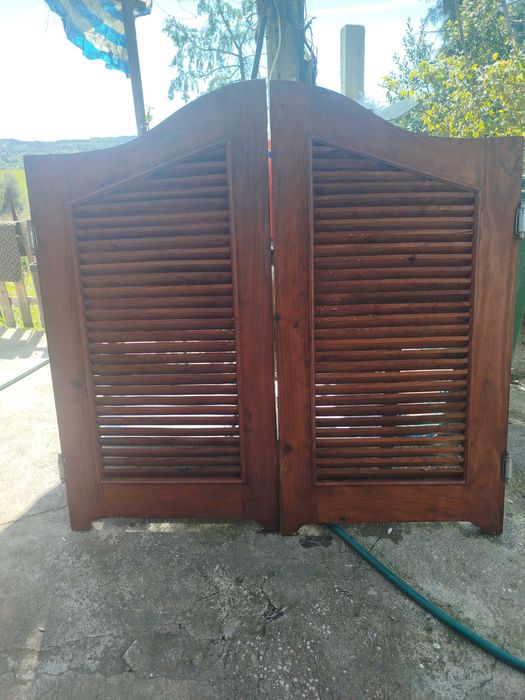Vende-se portas de vaivem de madeira - portas de saloon ótimo estado.