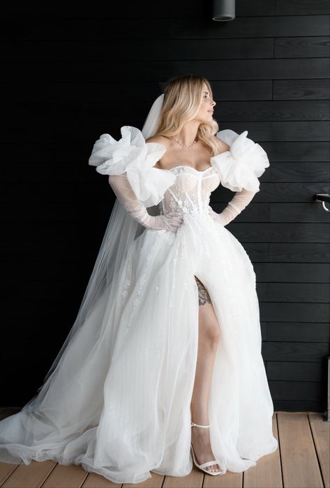 Весільна сукня. Рукавички та фата йду у комплекті.