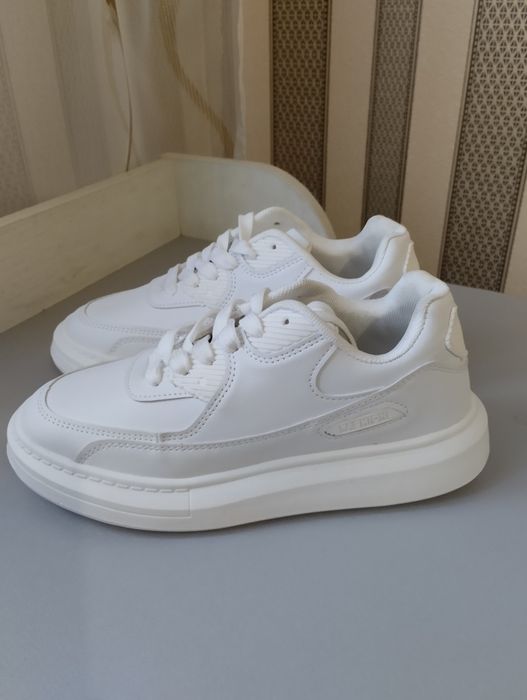 Кросівки для дівчат