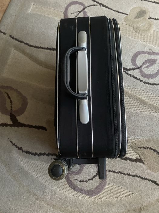 Walizka na kołkach.