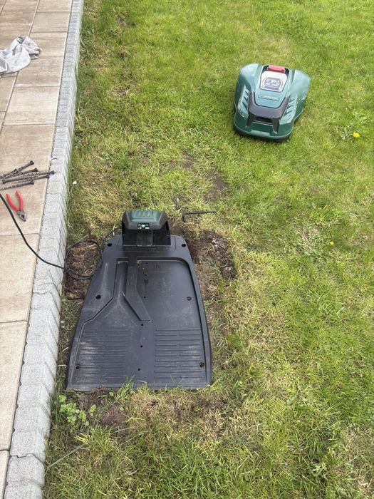 Robot koszący trawę