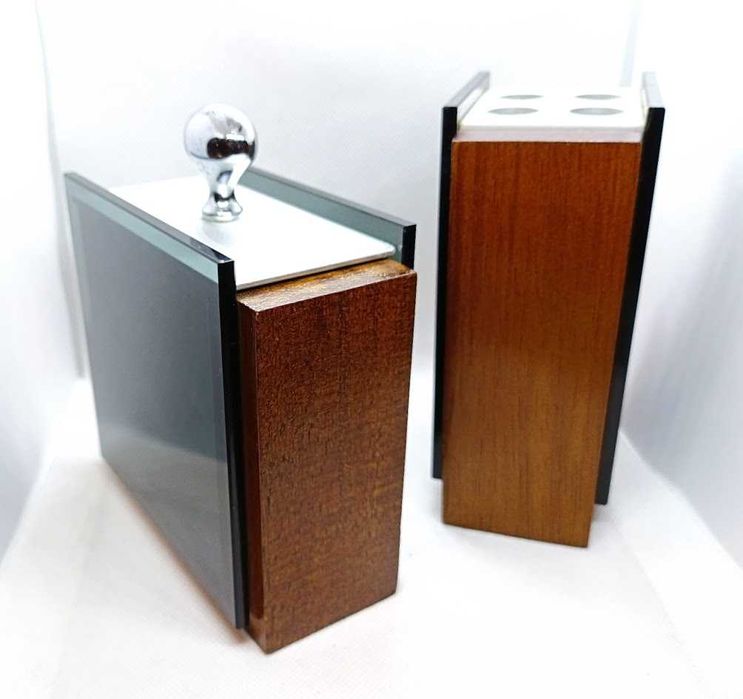 Conjunto de secretária composto por porta canetas e porta folhas