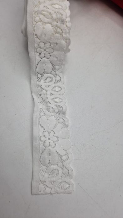 Gumka koronkowa biała kupon 10 m.x 33 mm.