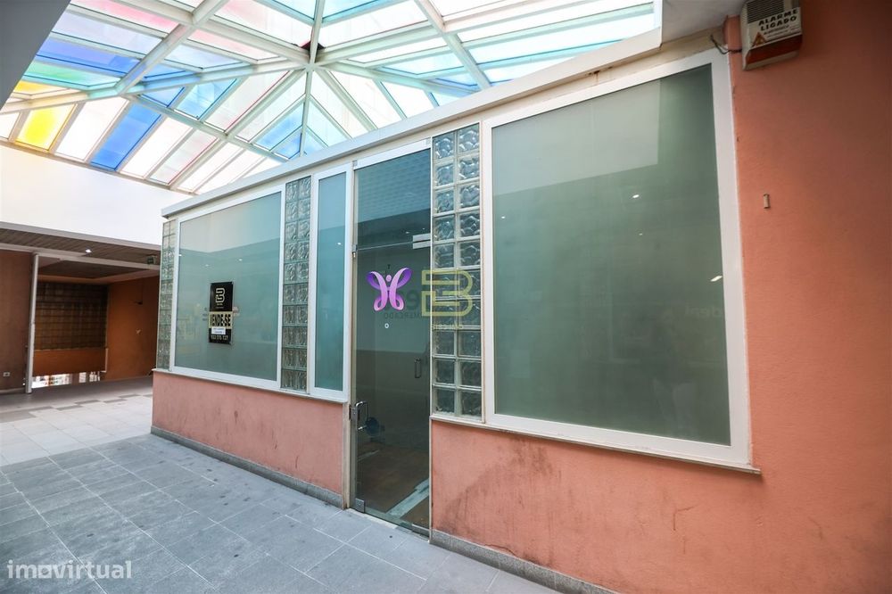 Loja situada numa galeria comercial, rodeada de todos os tipos de comé