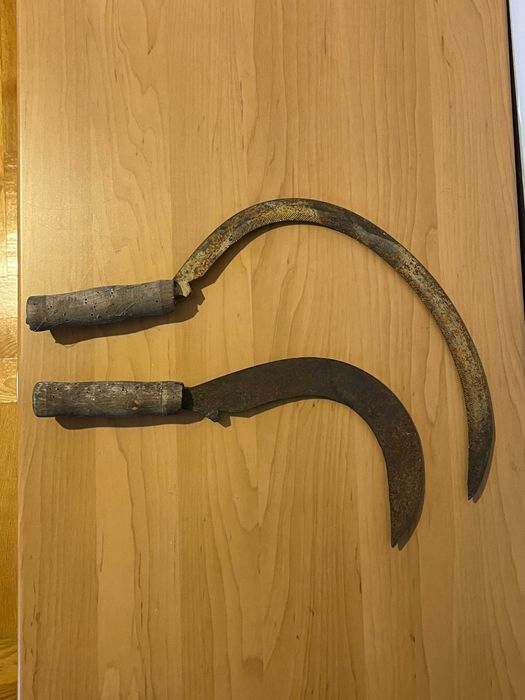 Dwa stare sierpy PRL