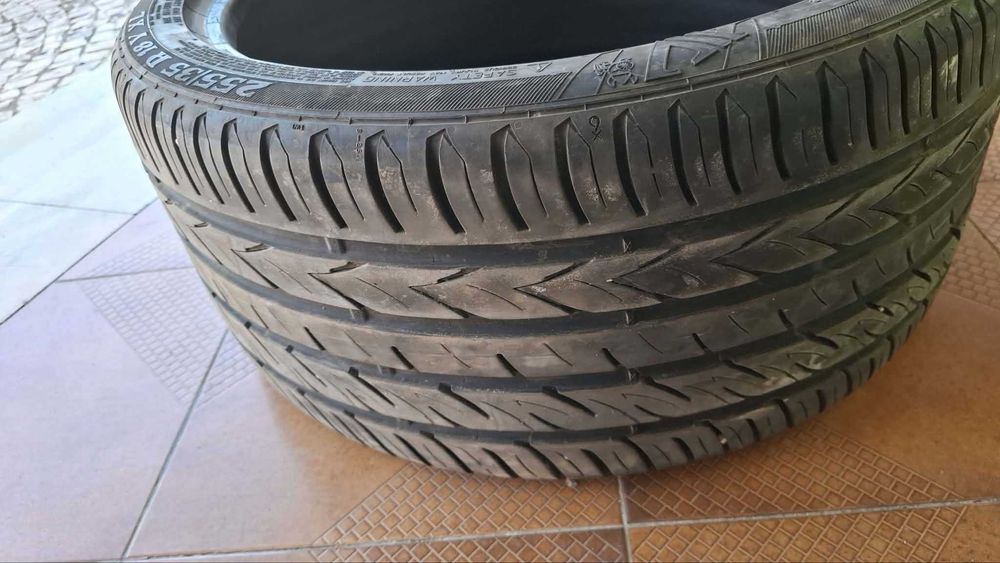 Venda de pneus praticamente novos