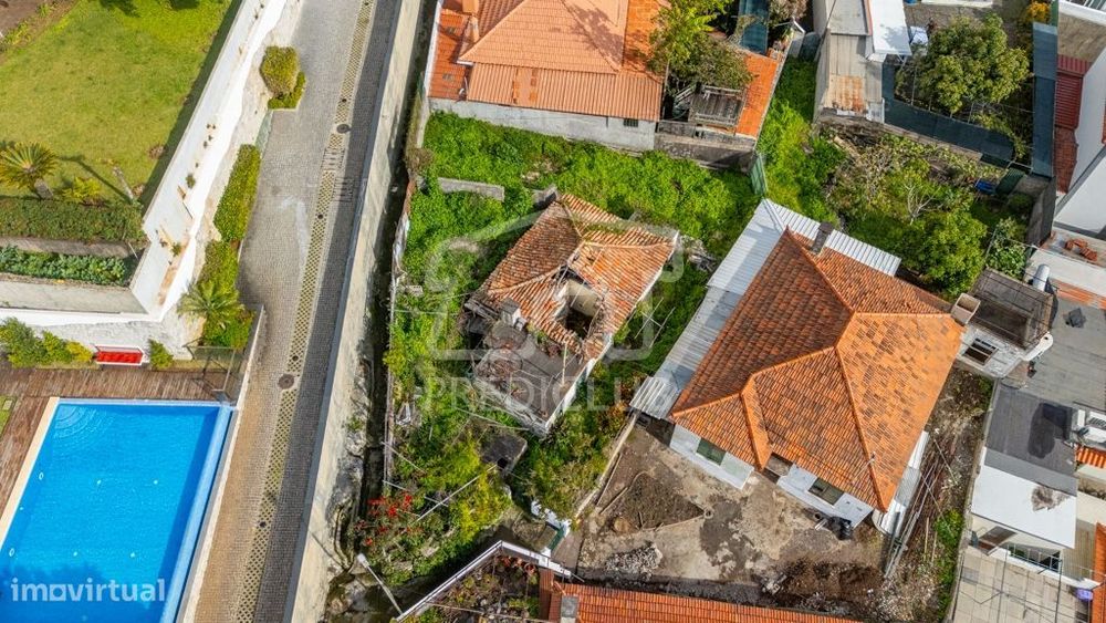 Prédio Urbano Terreo  com Projecto Aprovado - Funchal
