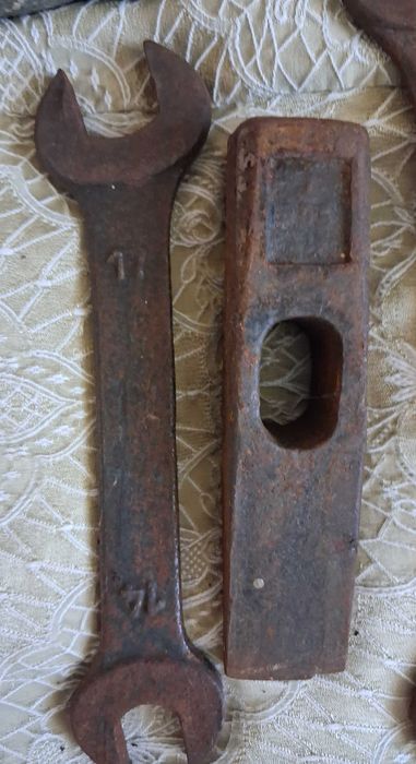 Stare klucze, narzędzia, wykopki