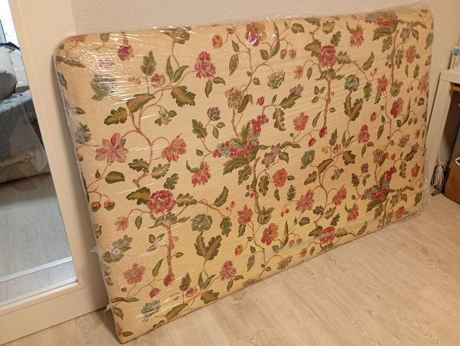 Cabeceira de cama de cama estofada floral(1.80mx1.10) nova embalada