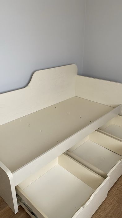 Деревяне ліжко ручної роботи з ящиками