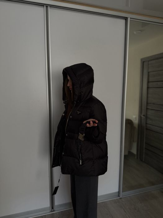 Жіночий пуховик від Прада