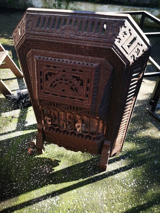 Salamandra antiga em ferro