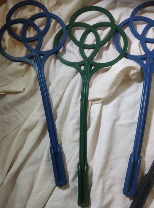 Выбивалка для ковров новая.