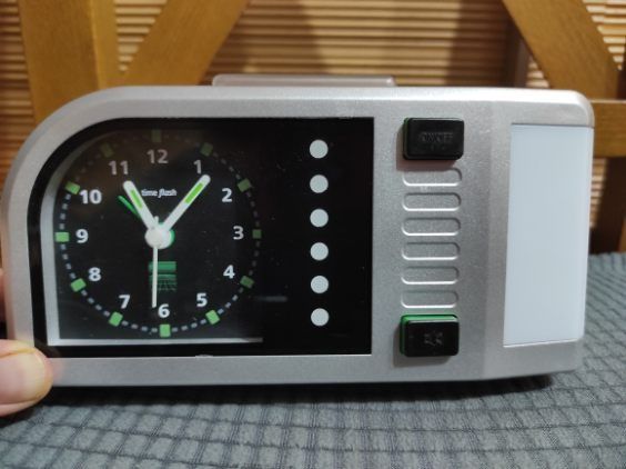 Budzik świetlny Human technik dla seniorów i niedosłyszących