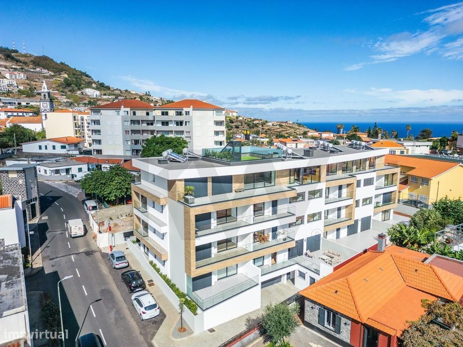 Penthouse T3 de luxo no Centro do Caniço