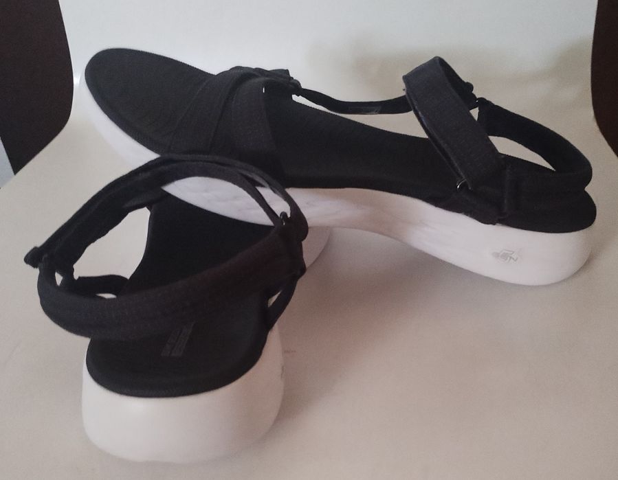 Оригінальн новіі фірмові сандалі Skechers, розмір 40