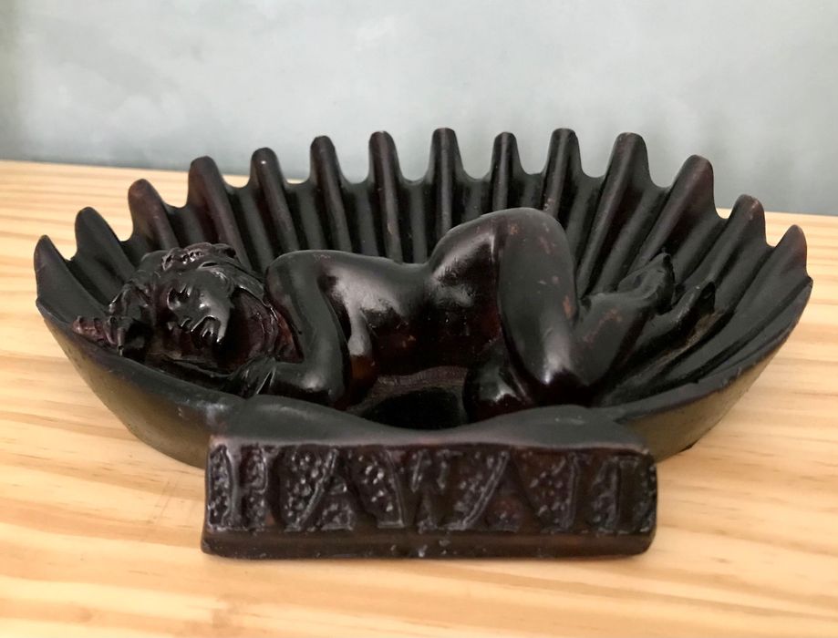 Bakelitowa kobieta w muszli z Hawaii