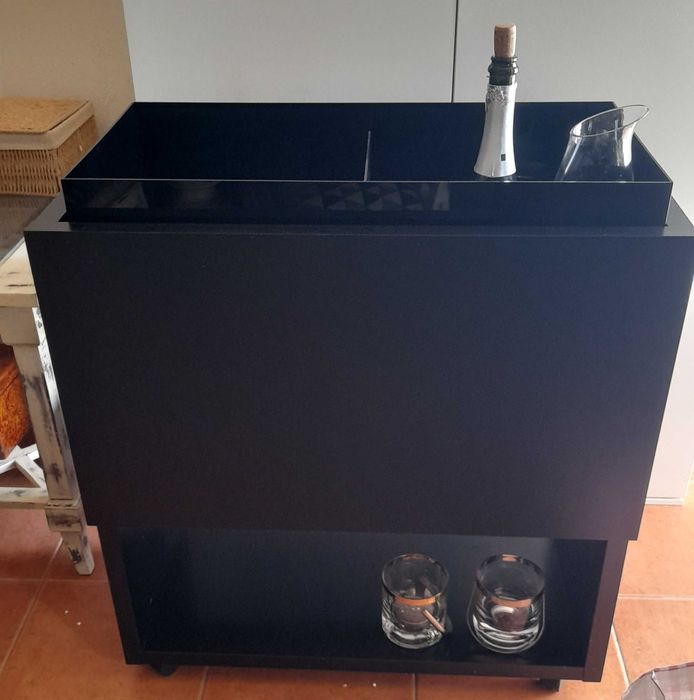 Mini bar, dois puffs e mesas para decorar , suporte revistas