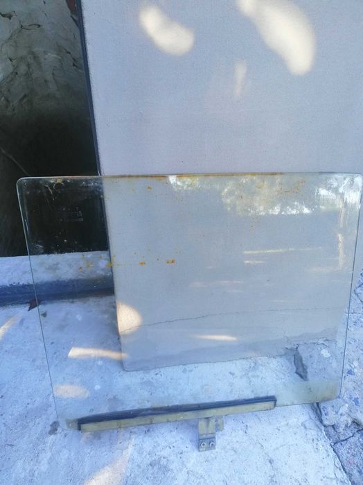 Продам бiчне скло на Ваз 2101-2106 i пластик салону на класику.
