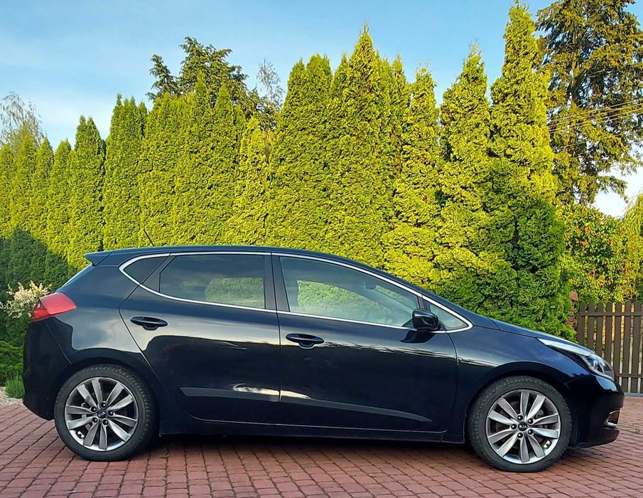 samochód osobowy  KIA CEED