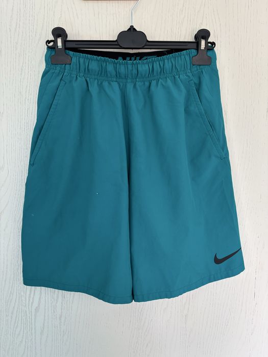 Turkusowe spodenki sportowe nike uniwersalne noszone w bardzo dobrym s