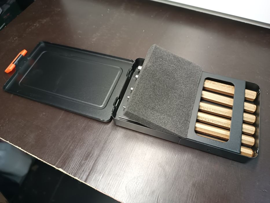 Jogo de punções, saca troços, cavilhas.