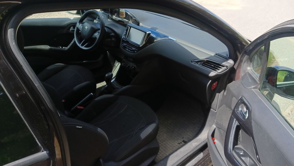 Peugeot 208 1.4 niski przebieg polecam .