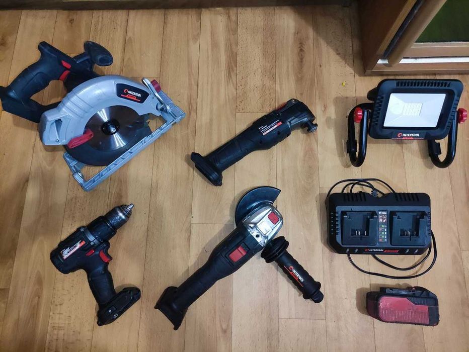 Зарядка   Li-ion 20 В, струм заряду 4,0+4,0 А, 2 INTERTOOL WT-0346