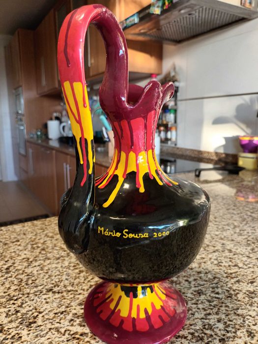 Jarra preta: (Tinta celulosa sobre cerâmica)