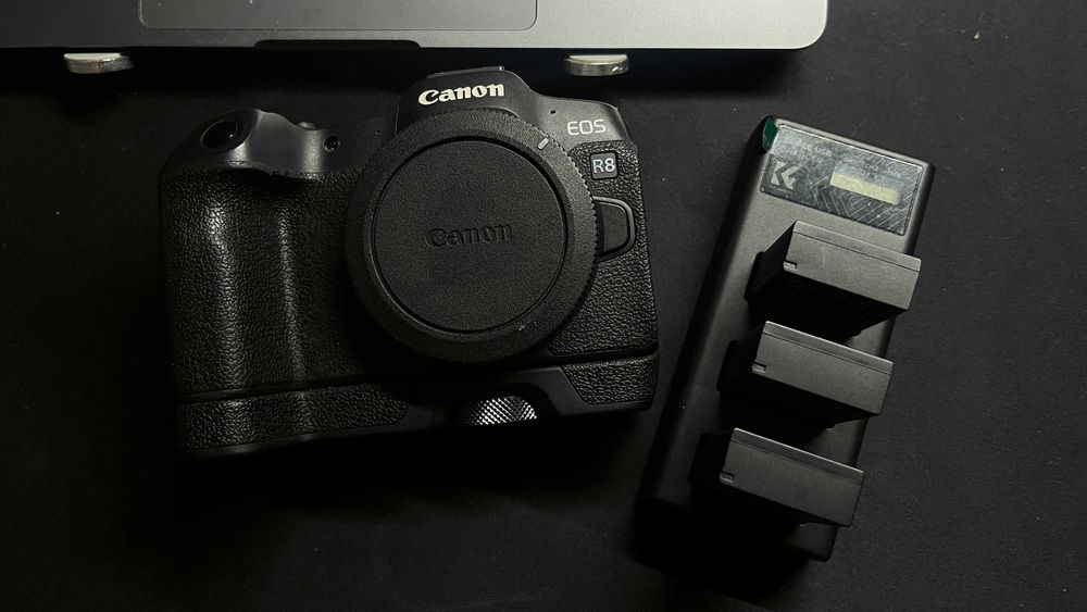 Продам Canon R8