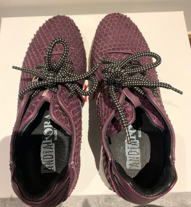 Sapatilha roxa marca Andia Fora
