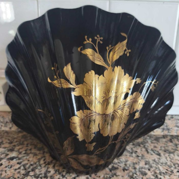vaso preto e dourado