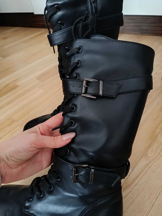 Damskie wysokie buty z paskami