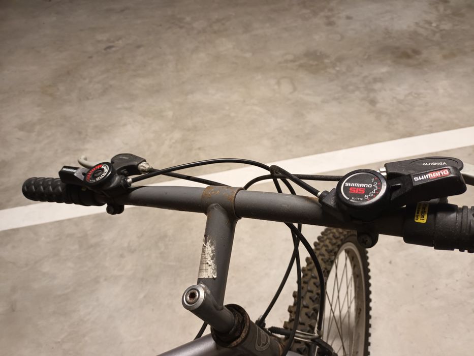 2 bicicletas , pouco uso, 1 pneu vaza ar.