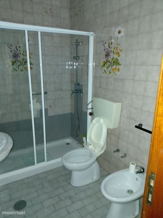 Apartamento T4+1 em Rés-do-chão — Bom estado.