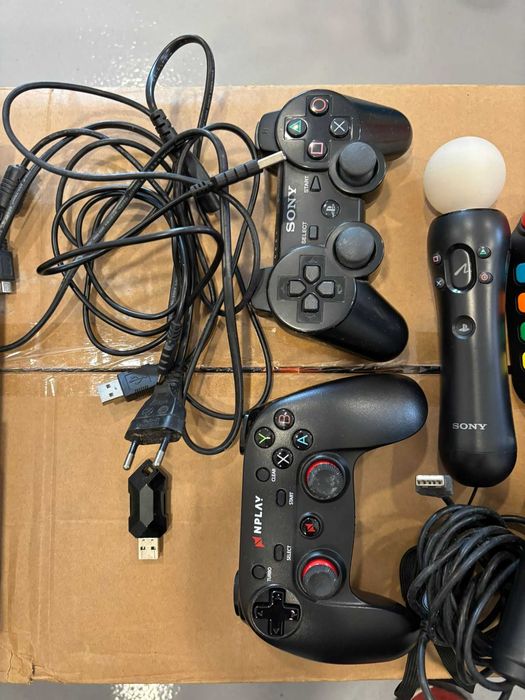 Vende-se PlayStation 3 em bom estado de funcionamento, ideal para quem quer reviver clássicos ou divertir-se em grupo.