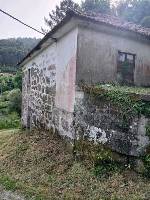 Vende-se Casa em Pedra com terreno - Celorico de Basto